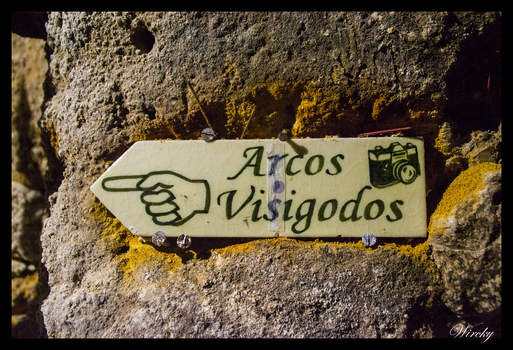 Señalización de los arcos visigodos de Brihuega