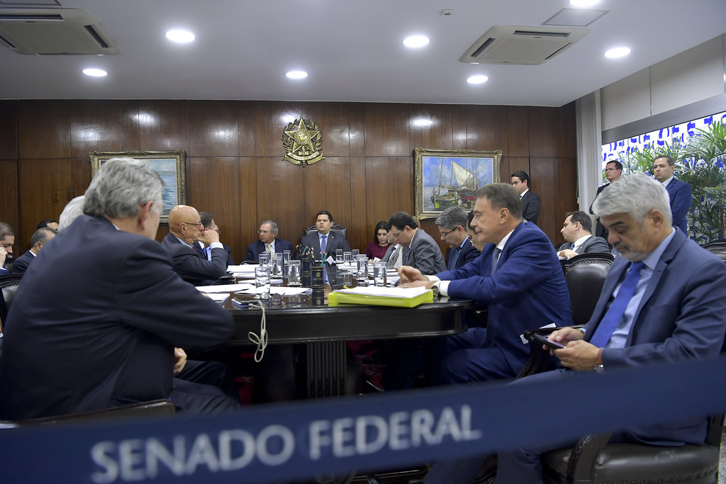 Lula e Flávio Bolsonaro concentram esforços no Sudeste nas últimas horas da campanha