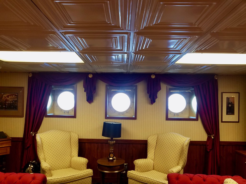The reception area outside of the Captain's stateroom on the aircraft carrier John C. Stennis. Photo by howderfamily.com; (CC BY-NC-SA 2.0)