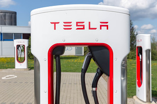 Nahaufnahme einer Tesla Supercharger Ladestation | by verchmarco