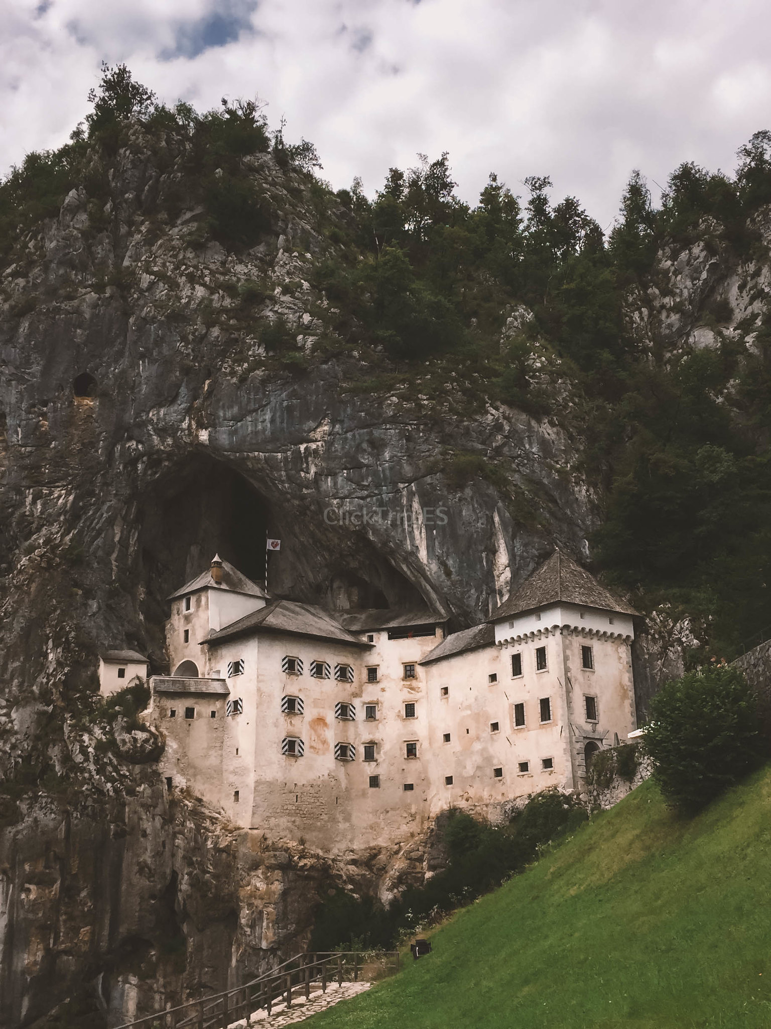 Castillo de Predjama | Eslovenia en Coche | Ruta y preparativos para viajar y visitar Eslovenia | Que ver en Eslovenia | ClickTrip.ES