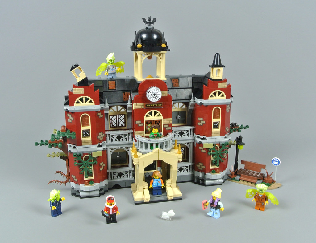 LEGO 70425 Newbury Haunted High review |