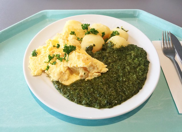 Scrambled eggs with cream spinach & potatoes / Rührei mit Rahmspinat & Salzkartoffeln