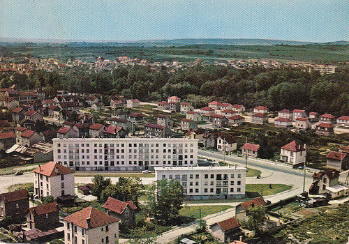 MIGENNES 89 - Vue panoramique aérienne ( HLM Cité Ensemble immobilier Lotissement ) -  1972 - | by memoire2cite88