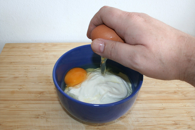 19 - Sauerrahm & Eier in Schüssel geben / Add sour cream & eggs in bowl