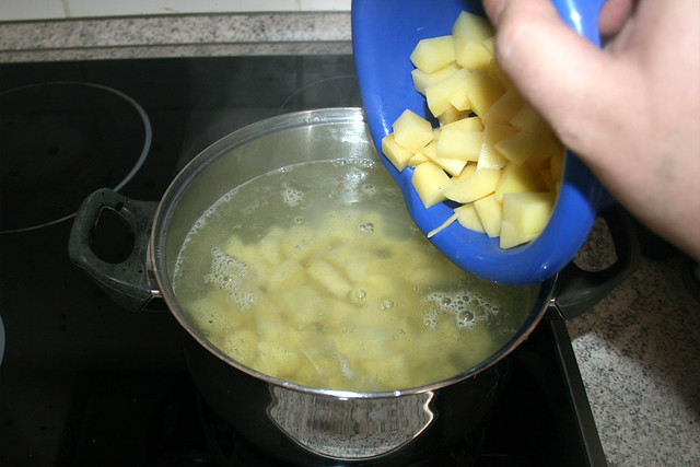 06 - Kartoffelwürfel in Topf geben / Put potato dices in pot