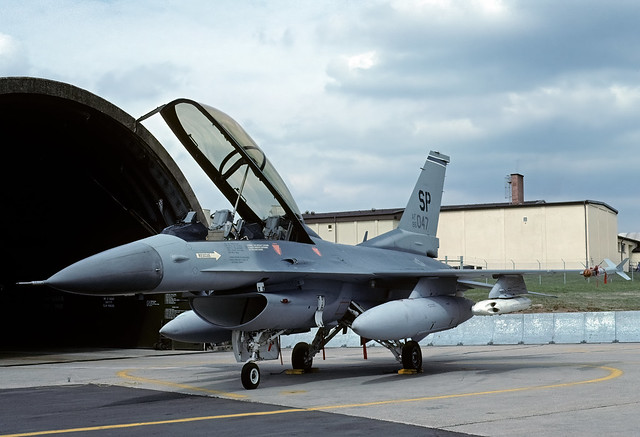 86-0047 SP blw F-16D USAFE 52FW 23FS 920406 Spangdahlem 1001