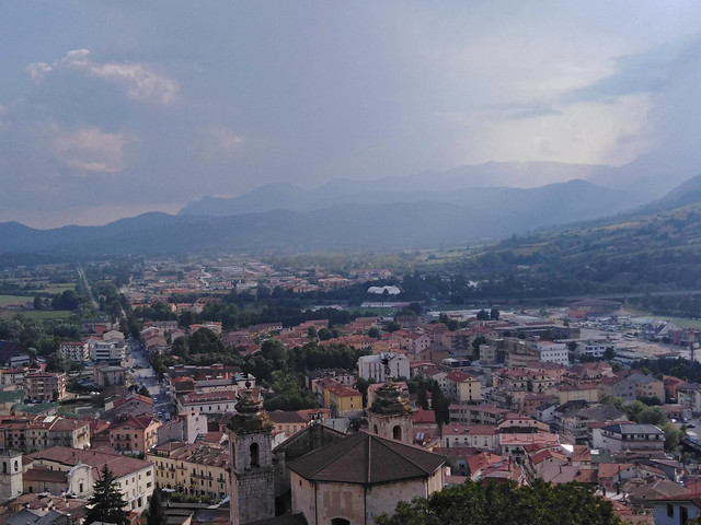 L'abitato di Castel di Sangro visto dall'alto con in Monti della Meta sullo sfondo
