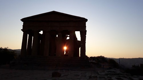 sicily italy agrigento valledeitempli tempiodellaconcordia alba sunrise sky archeologia