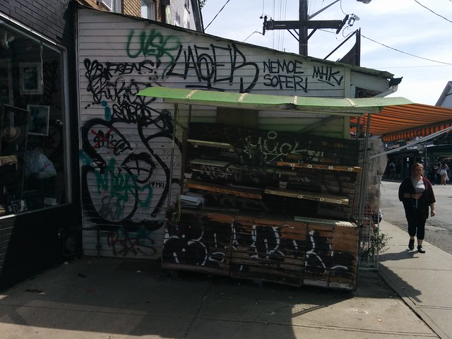 Old fruit cart #toronto #kensingtonmarket #nassaustreet #augustaave #mural #publicart #graffiti #latergram #fruitcart