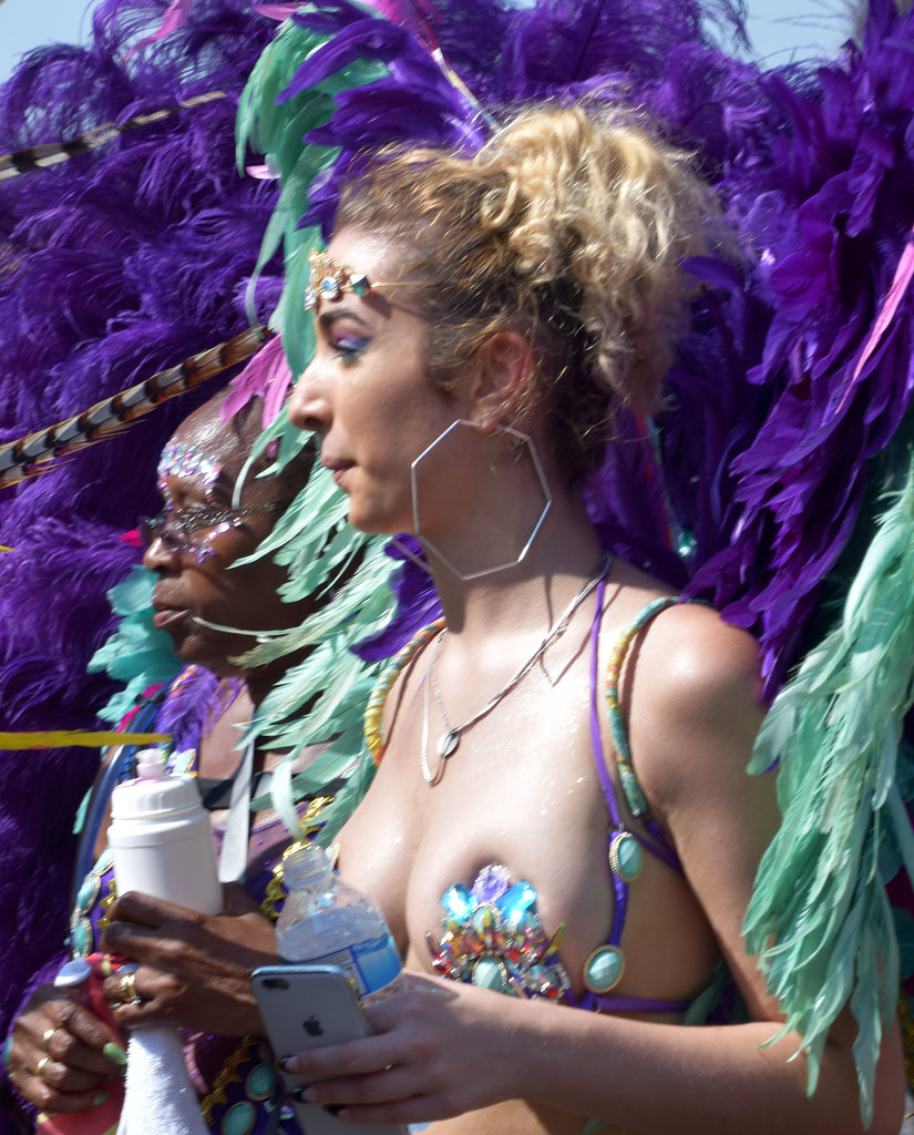 DSC_5231a Notting Hill Caribbean Carnival London Mas Players Parade Participant Performers Exotic Colourful Turquoise and Purple Showgirl Costume with Ostrich Feather Headdress August 26 2019 Stunning Girl Décolleté Low Neckline Beautiful Breasts Cleavage