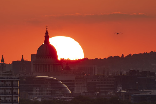 london sunse stpaulscathedral church sun cathedral cloud city architecture sunset sunrise framed glow bird