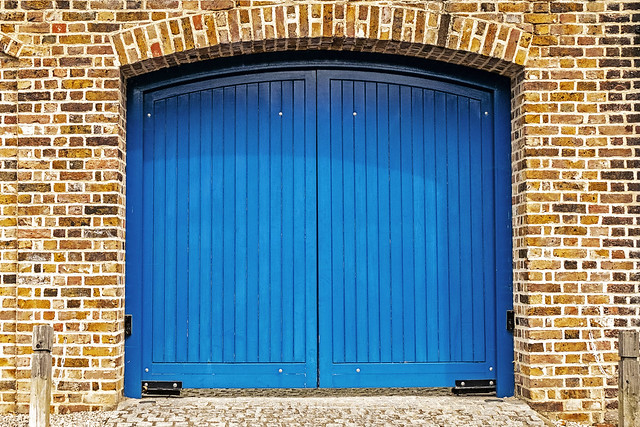 Blue garage door (DSCF3052)