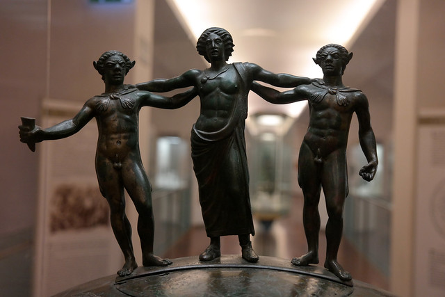 Dionüszosz két szatír között - Az ún. Cista Ficoroni tetején, bronz, ie_340-330 - Museo Etrusco di Villa Giulia - Róma