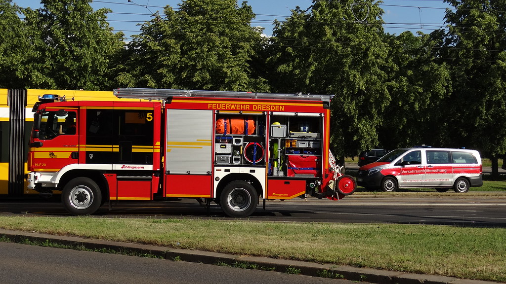 Rettungsdienst und Feuerwehr betreuten Unfallopfer und Straßenbahn nach dem Unfall zwischen einer Straßenbahn und einen Pkw der Firma Volkswagen am Bahnübergang Georgplatz in der Innenstadt von Dresden 00790