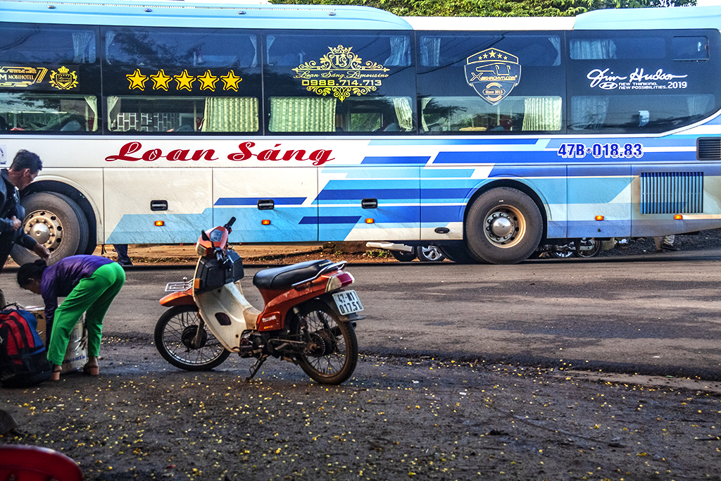 Loan Sang bus at three-way intersection--Ea Kly