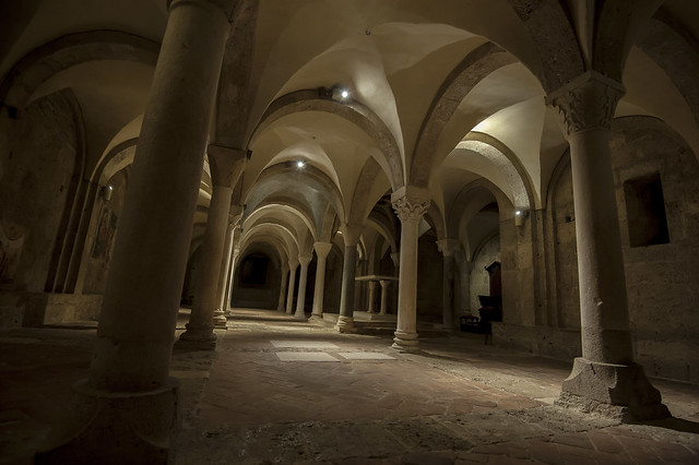 ... giocando con luci ed architettura (05) ...cattedrale s.maria assunta - basilica inferiore