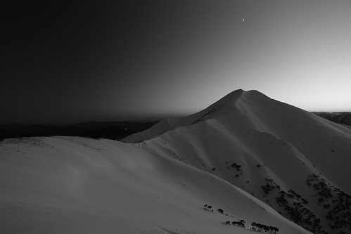 mountfeathertop alpinenationalpark winter snow victoria australia sunrise dawn moon