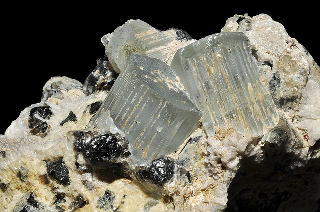 beryl var. aquamarine, tourmaline var. schorl, quartz var. smoky quartz, albite var. cleavelandite, mica var. muscovite - crystals : 25 mm, 20 mm