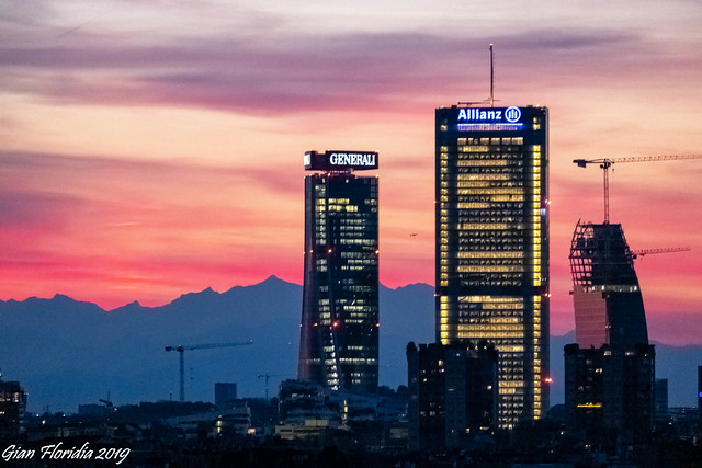 Milano, le tre torri al tramonto