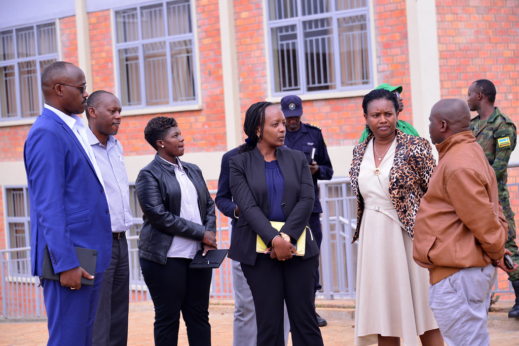 Ubuyobozi bw'Umujyi wa Kigali bwasuye Umurenge wa Karama banitabira ...