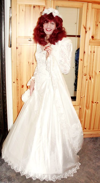 👰 Stunning crossdresser bride 