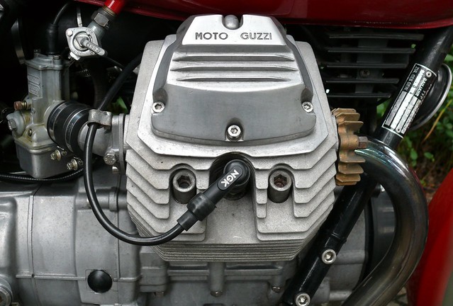 Moto Guzzi V35 red engine