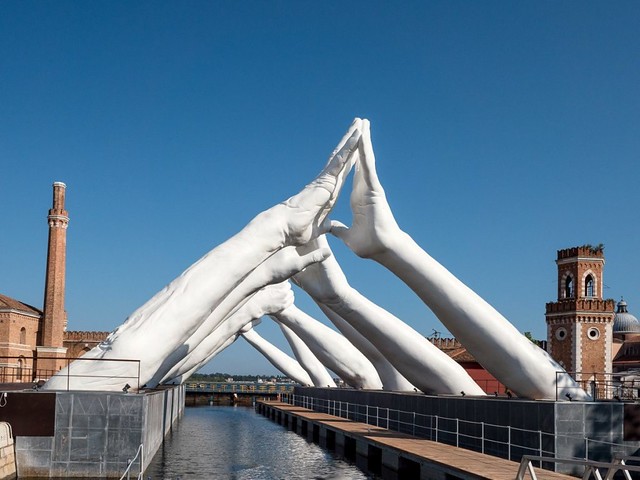 Lorenzo Quinn à la Biennale d'art de Venise — 2019