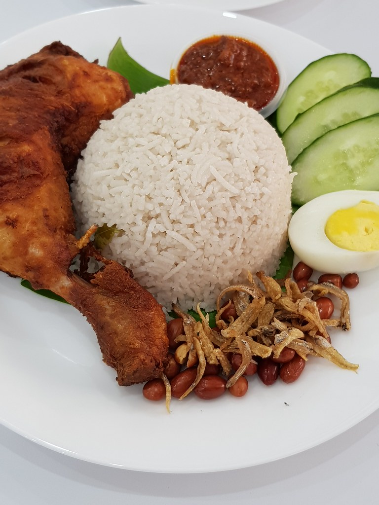 马来椰酱饭配香料炸鸡 Ayam Goreng Berempah Nasi Lemak rm$11.90 @ Rich N' Flavour SS15