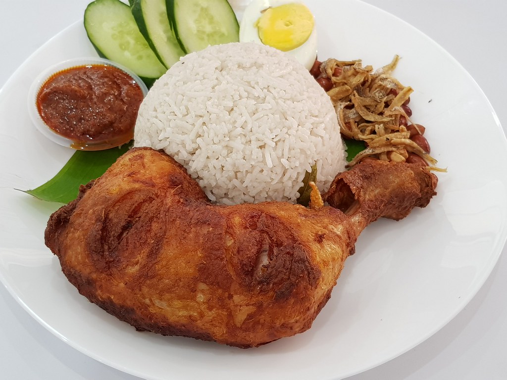 马来椰酱饭配香料炸鸡 Ayam Goreng Berempah Nasi Lemak rm$11.90 @ Rich N' Flavour SS15