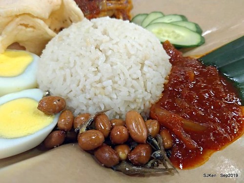 Ｍalaysia traditional dishes --- Nasi Lemak，Coconut rice with spicy squid,cucumber, boiled egg & onion ,  Mr.cheekopitiam, Food court at Eslite bookstore Department store, Taipei, Taiwan, SJKen, Sep 7, 2019