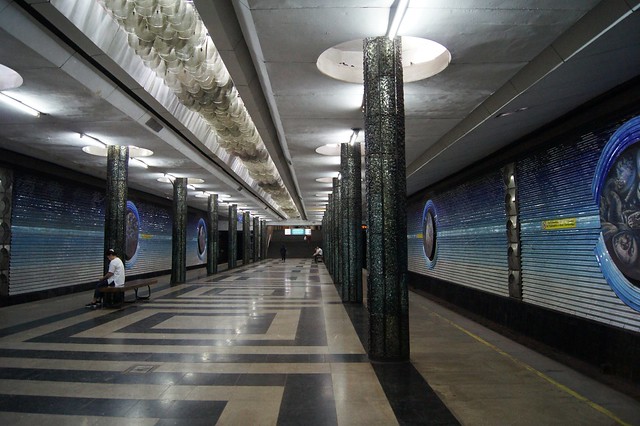 Kosmonavtlar metro station