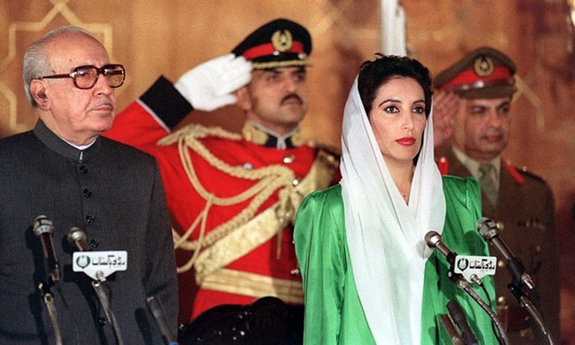 President Ghulam Ishaq Khan takes oath from Prime Minister Benazir Bhutto, 1988