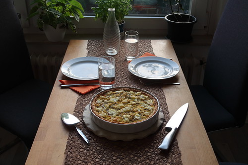 Kürbis-Zwiebel-Käse-Crostata (Tischbild)