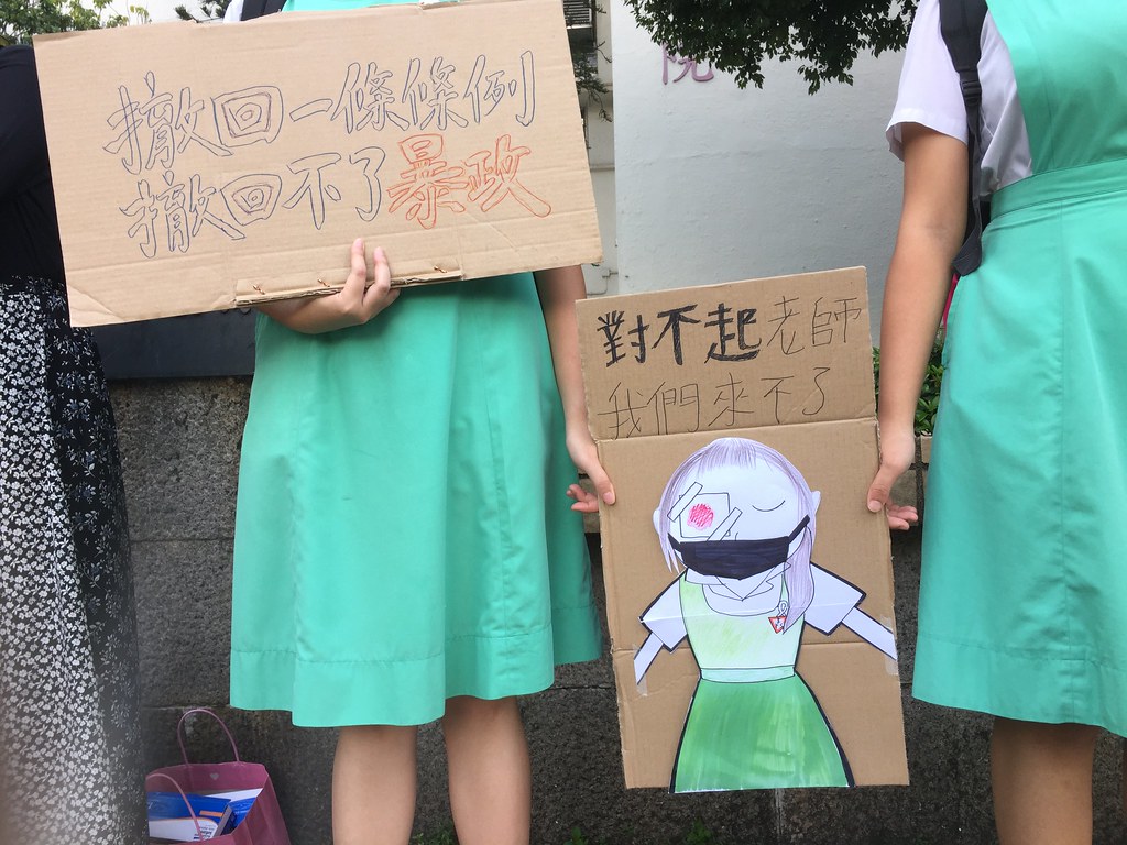 庇理羅士女子中學兩位中五學生特別以自製紙牌明志（圖片由舊生提供）