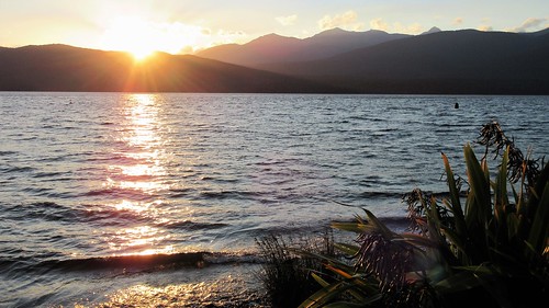 teanau laketeanau southland southisland newzealand nz lake sunset sundown dusk eveninglight reflection reflectedsun