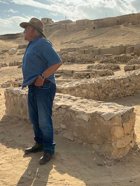 The Tombs of the Pyramid Builders : Dr Zahi Hawass sharing the story of the discovery of the village and necropolis of the pyramid workers, which dates from the Old Kingdom’s Fourth Dynasty