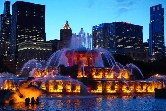 Chicago Buckingham Fountain at dusk.