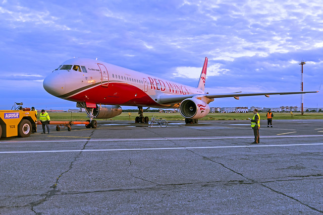 Red Wings Tu-204