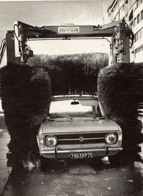 Fiat 128 Berline Collection ''Les nouvelles aventures automobiles'' la Station de lavage / Editions H. Duchemin Rue Felix Faure Créteil 1971