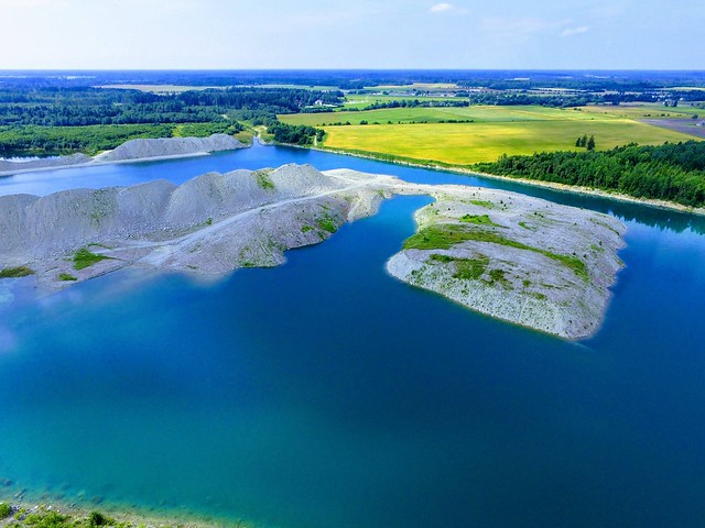 Veega täitunud Aidu põlevkivikarjäär / Water filled Aidu surface mine in Estonia