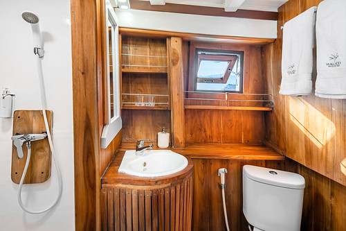 CABIN 7 BATHROOM
