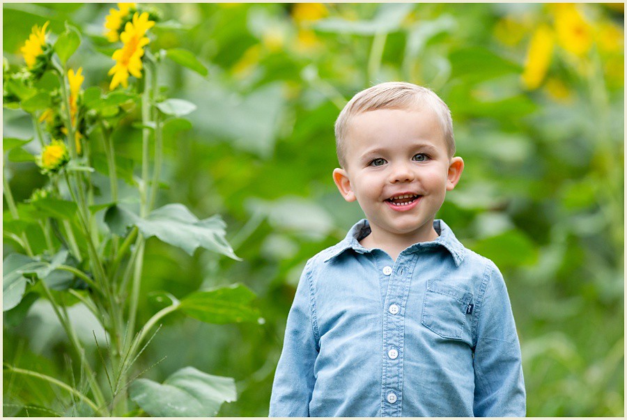 jenmadiganphotography-sunflowerfieldfamilyphotos-sunflowerfield-clevelandfamilyphotographer-iowasunflowersession-clevelandsunflowersession-iowaphotographer-iowafamilyphotographer-07