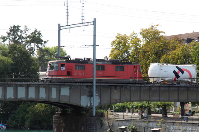 SBB Lokomotive Re 4/4 II 11244 bzw. 420 244 - 6 ( Hersteller SLM Nr. 4841 - BBC MFO SAAS - Baujahr 1972 - Elektrolokomotive Bo'Bo' Triebfahrzeug ) auf der Aarebrücke in der Stadt Solothurn im Kanton Solothurn der Schweiz