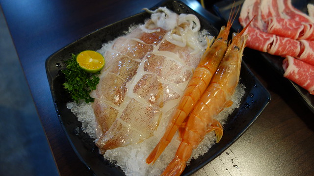 豪華海陸(TWD$590)的「海」，我們選了天使紅蝦與透抽@板橋橙湯火鍋