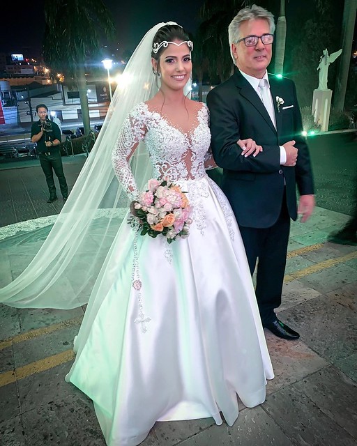 👰 Amazing bride natalia from cuiaba [Brazil] with her father 💖  Love her satin wedding dress, hairstyle, makeup and jewelry ❤❤❤❤  💄 Makeup by Amin Dahrouge 👗 Wedding gown by Maison Spo