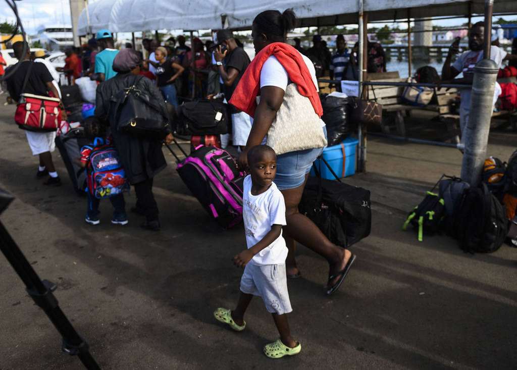 前往庇護所的巴哈馬難民。（圖片來源：Andrew Caballero-Reynolds/AFP）