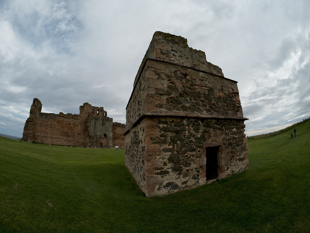 Tantallon Castle and Doocot