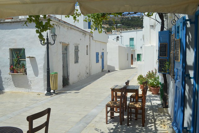Lefkes, sull'isola di Paros: veduta di alcuni vicoli del centro storico dall'ombra del vecchio Kafénion