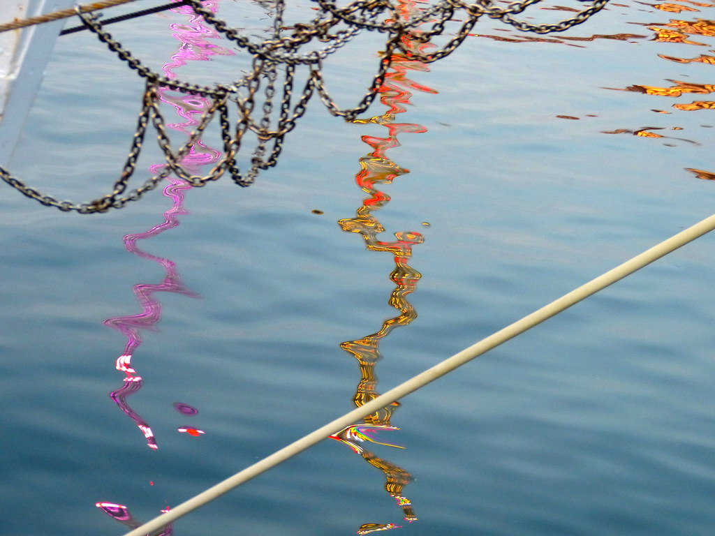 Wasserspiegelung unterm Netz- das gibt es nur zur Kieler Woche, wenn Traditonsschiffe im Hafen liegen und ein Riesenrad bunte Strahlen wirft